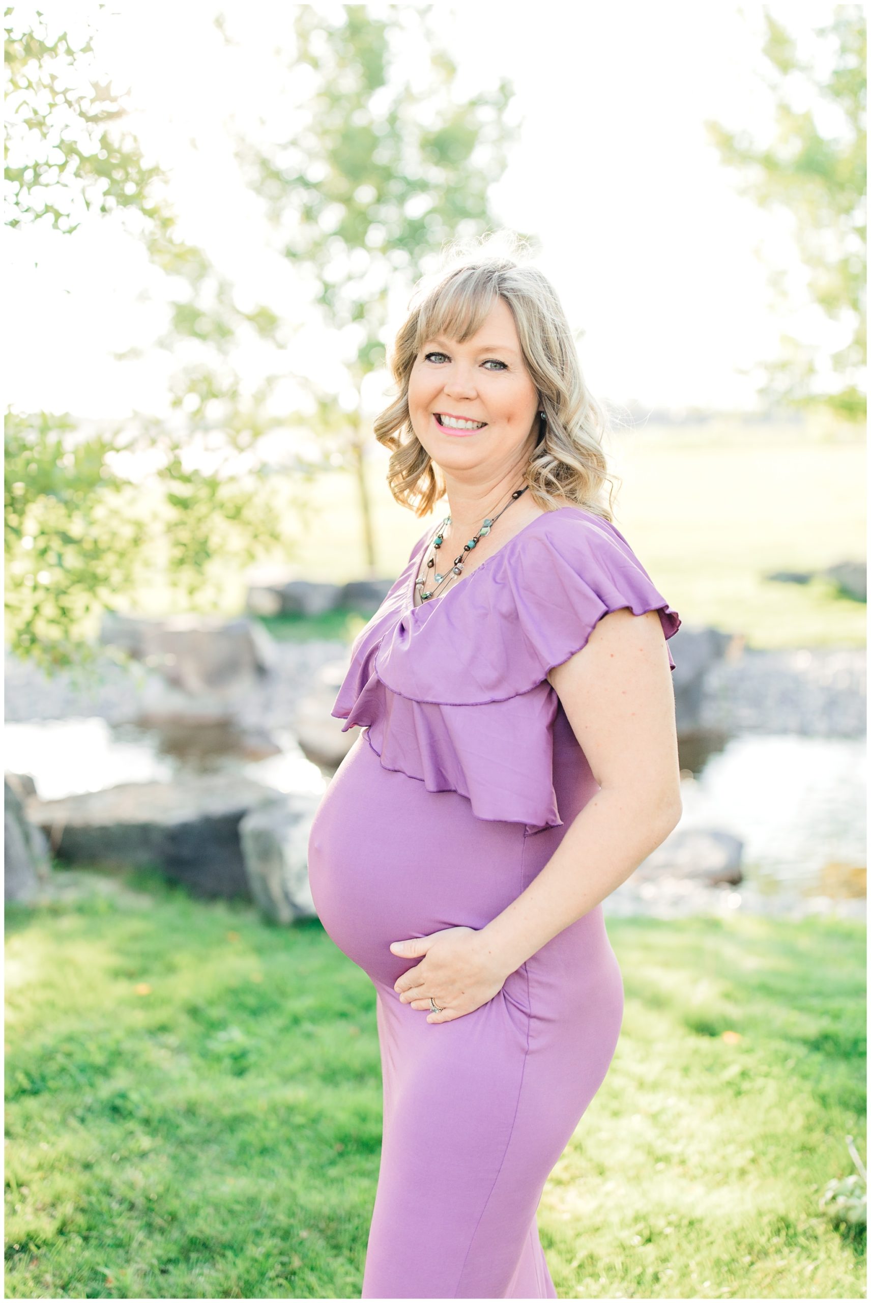 Mom posing for maternity pictures in West texas